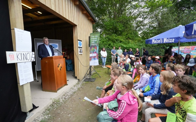 Oberbürgermeister Thomas Ebersberger hat am Montag die Kinderspielstadt „Mini-Bayreuth“ eröffnet. Auf dem Jugendzeltplatz in der Frankengutstraße 13 können Kinder und Jugendliche bis kommenden Freitag jeweils von 9 bis 16 Uhr einen ereignisreichen Ferientag erleben. Foto: Stadt Bayreuth