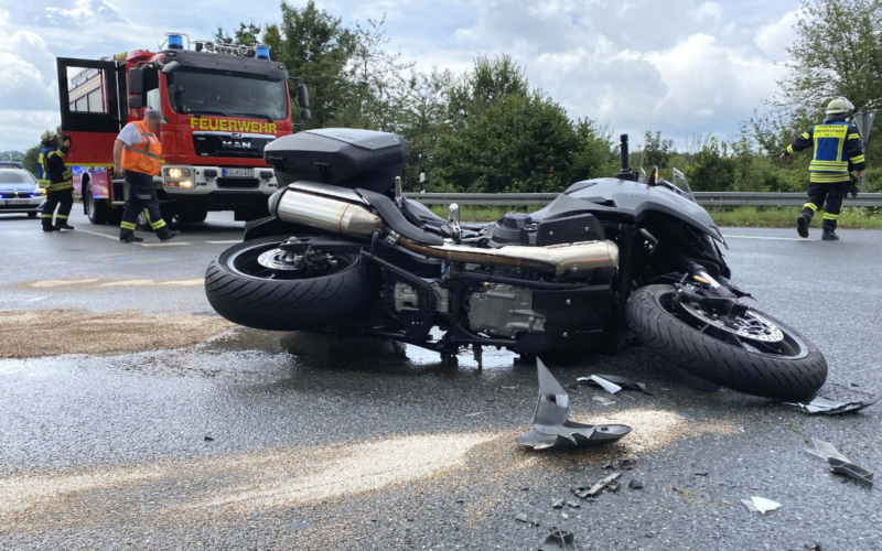 Die Mitfahrerin des Motorradfahrers wurde bei dem Zusammenstoß auf die Straße geschleudert. Foto: Polizei Kulmbach