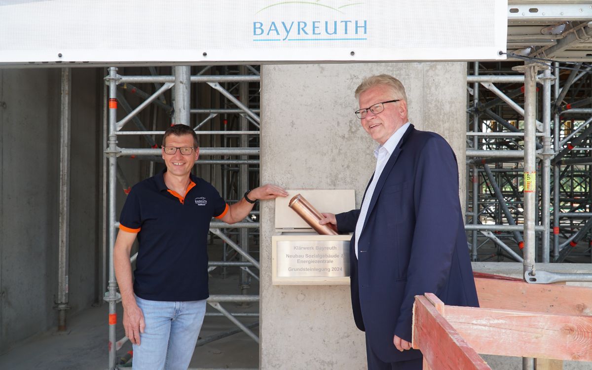 Dienststellenleiter des Bayreuther Klärwerks Lothar Ziegler und Oberbürgermeister Thomas Ebersberger platzieren die Zeitkapseln an ihren vorläufigen Lagerungsort. Foto: Larissa Wahlrab