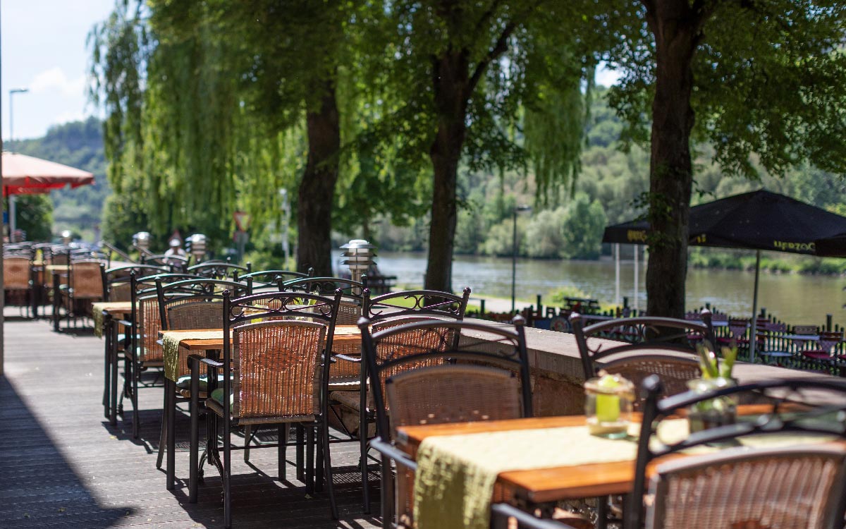 Die Terrasse vom Hotel ermöglicht einen wunderschönen Blick auf den (Fluss) Main. ©Christian Schwab