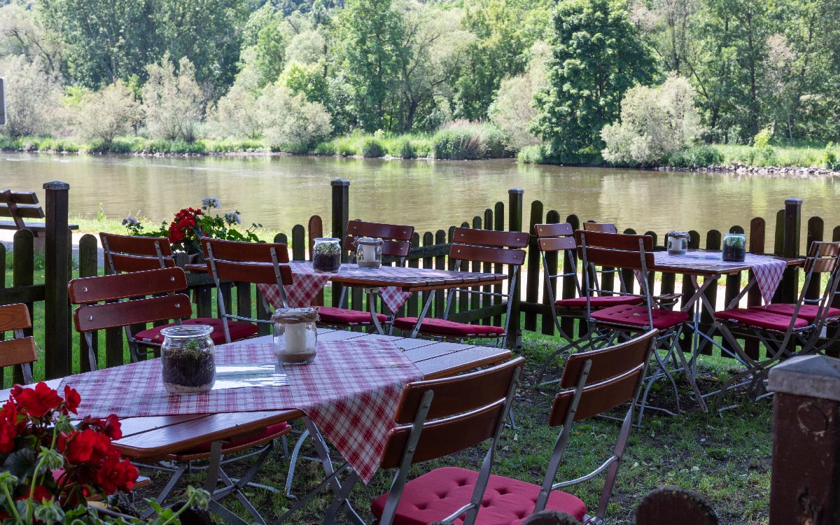 Der Biergarten des Hotels ist der beste Ort, um der Natur ganz nahe zu sein. ©Christian Schwab