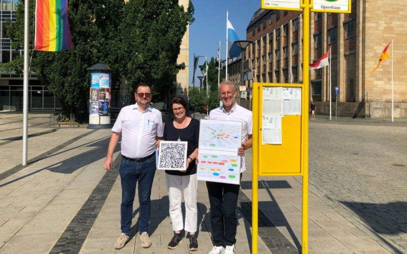 Michael Steinmetz (links), Leiter der Verkehrsbetriebe der Stadtwerke, Nicola Mattern, Bildungsreferentin für nachhaltige Entwicklung bei der BmtG und Manuel Becher, Geschäftsführer der BmtG, präsentieren den neuen Stadtbusplan für Touristen. Foto: Hans Koch