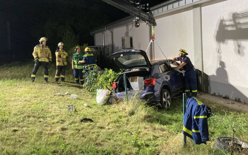 Das Auto kam schließlich an der Wand eines Supermarkts zum Stehen. Foto: Polizei Kulmbach