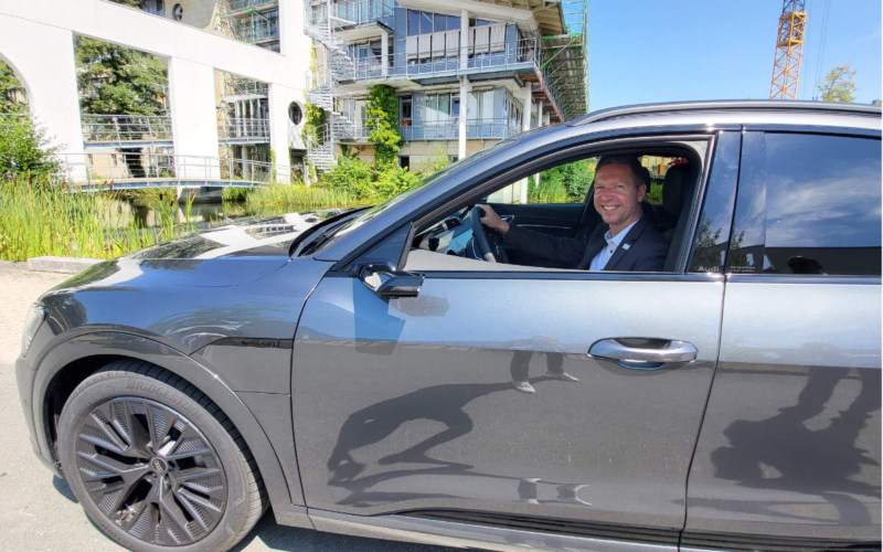 Landrat Forian Wiedemann in seinem elektrisch betriebenen Dienstwagen. ©Landratsamt Bayreuth