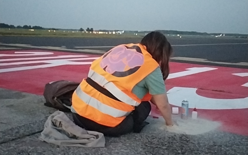 Eine der Aktivistinnen, die heute an fünf Flughäfen in Deutschland protestierten. Foto: 