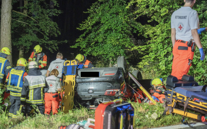 Das Auto überschlug sich mehrmals und blieb auf dem Dach liegen. Beide Insassen wurden im Auto eingeklemmt. Foto: News5 / Ferdinand Merzbach