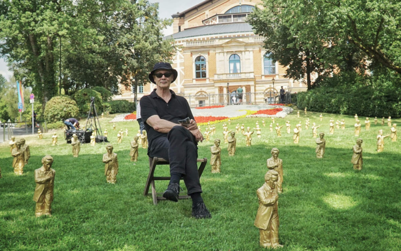 Ottmar Hörl am ersten Festspieltag zwischen seinen 115 goldenen Wagner-Figuren. Foto: Michael Christensen