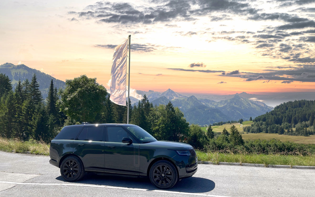 Die Hotel Bergblickfahne mit dem Range Rover auf dem Bild zeigt, dass man im Tannheimer Tal eine atemberaubende Kulisse vorfindet. © Christian Schwert