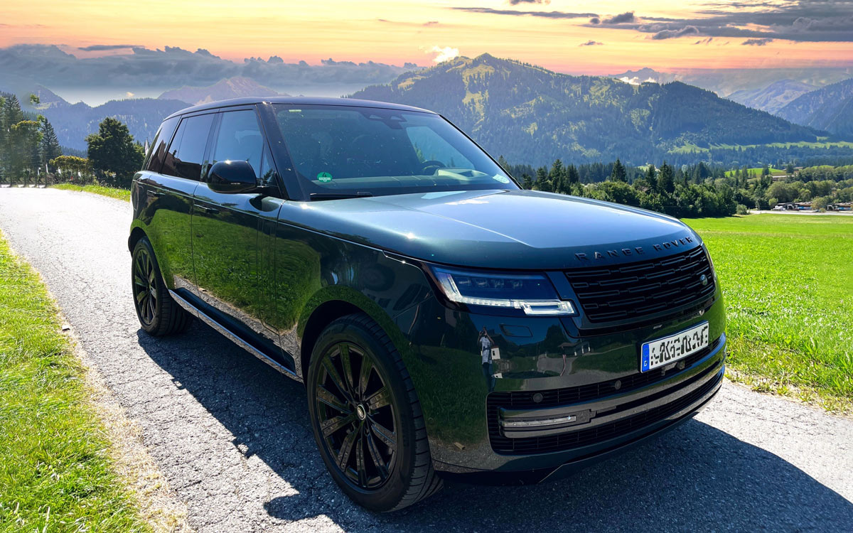 Ein traumhaftes Alpen-Panorama vor dem Hotel mit dem Range Rover. © Christian Schwert