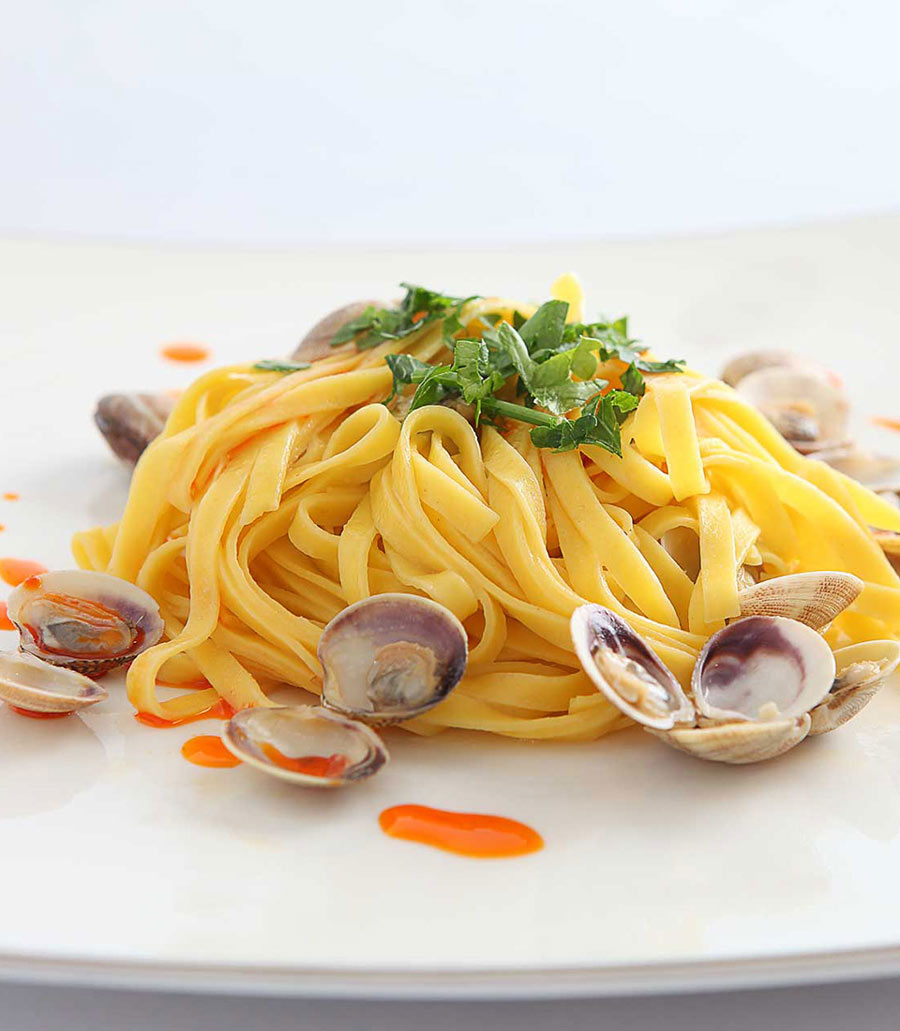 Tagliatelle Con Limone Vongole Veraci © Thomas Göb | La Perla del Gusto / Adobe Stock