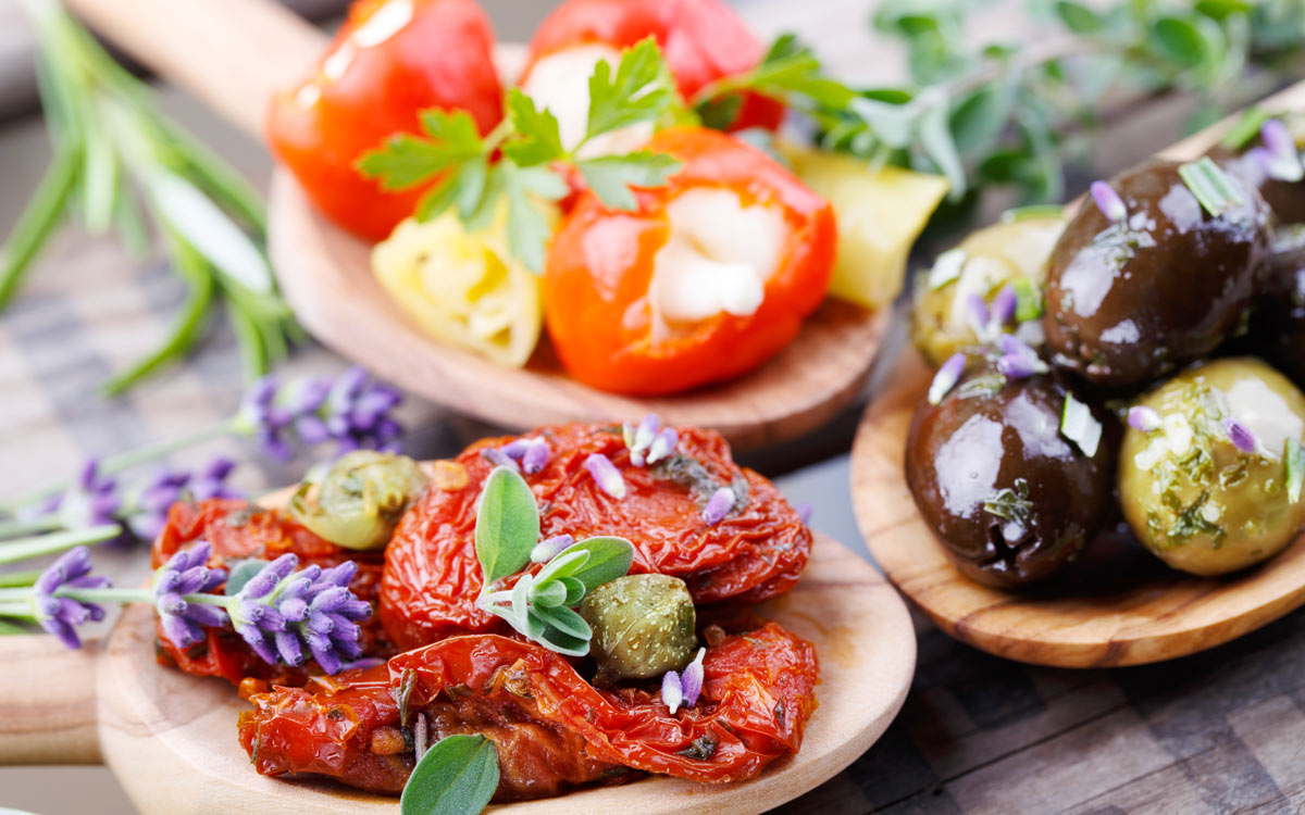 Mediterrane Antipasti, Oliven, Gewürze © Thomas Göb | La Perla del Gusto / Adobe Stock