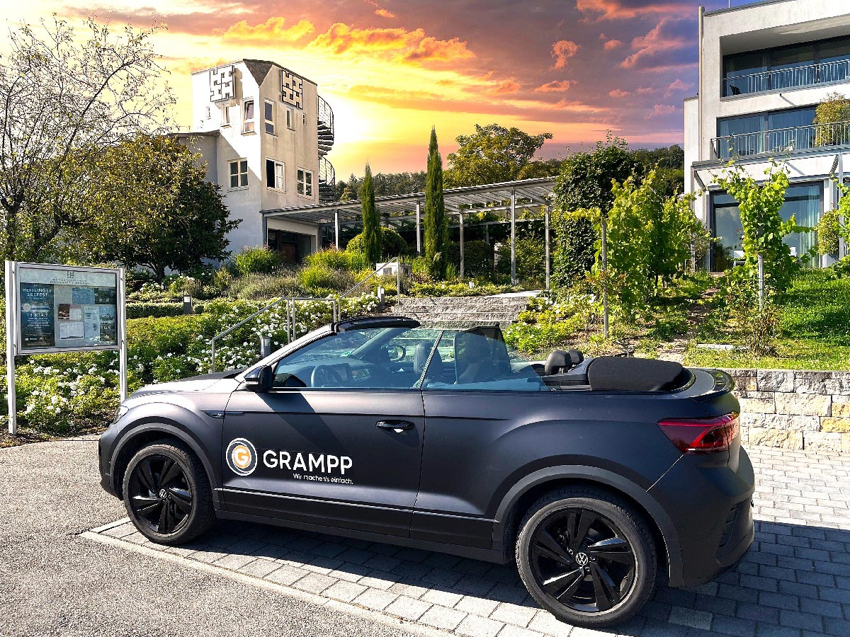 Das Hotel Heitlinger Hof mit dem T-Roc Cabrio vor dem Hotelaufgang verbreitet offen ein schönes Urlaubsgefühl. ©Christian Schwert