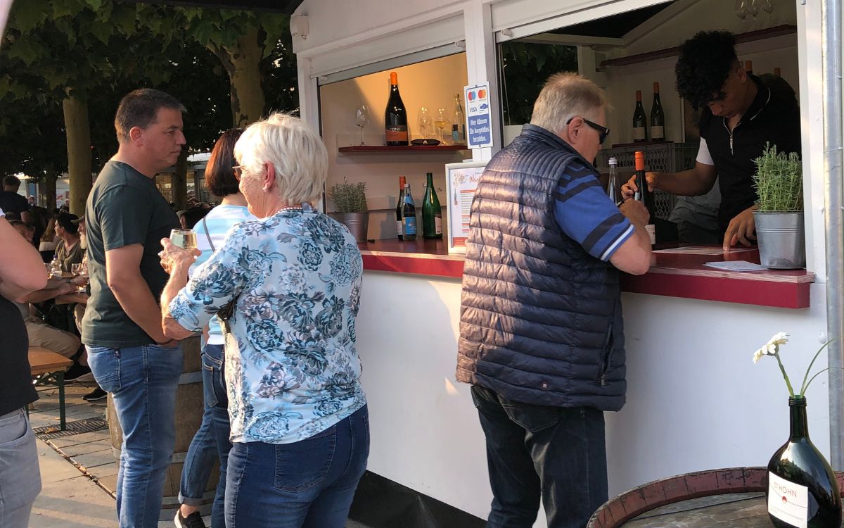 Rund 40 Weinsorten gibt es auf dem Fest zu probieren. Foto: Stefanie Schweinstetter