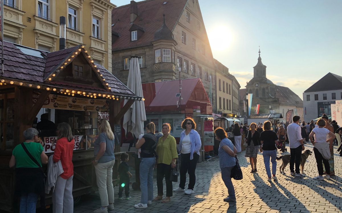 Beim Weinfest am Freitagabend. Foto: Stefanie Schweinstetter