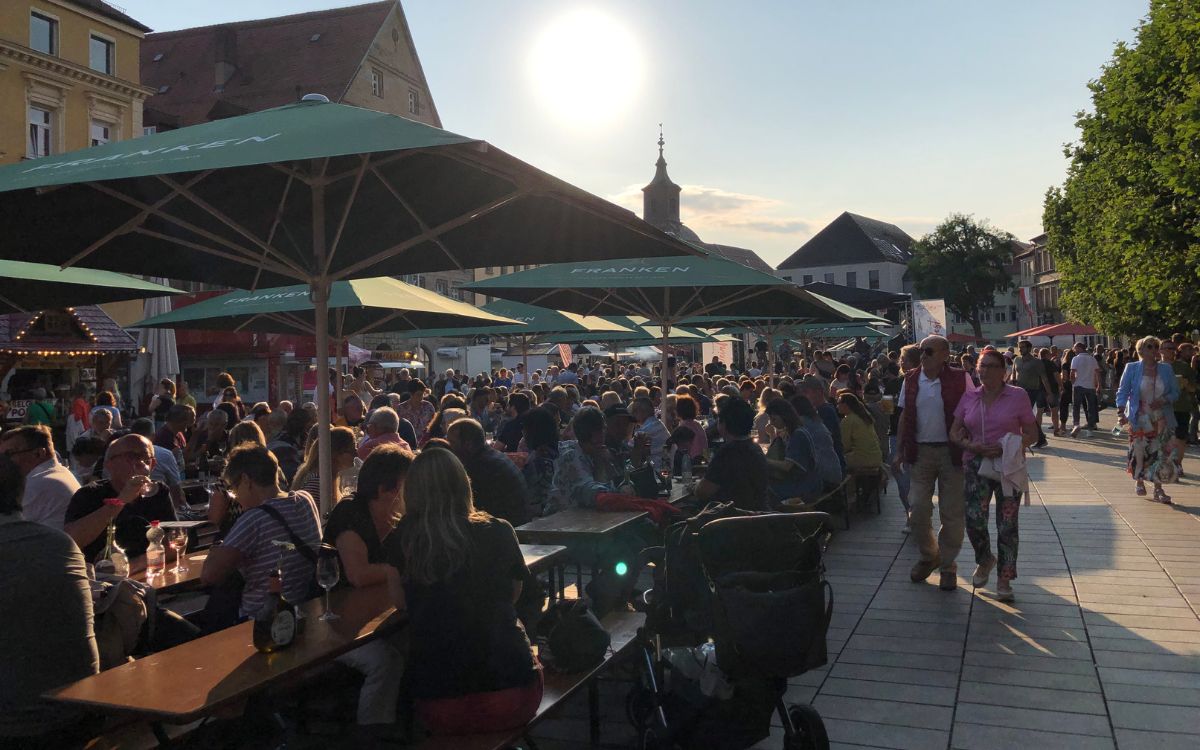 Bei strahlendem Sonnenschein wurde das Weinfest eröffnet. Foto: Stefanie Schweinstetter