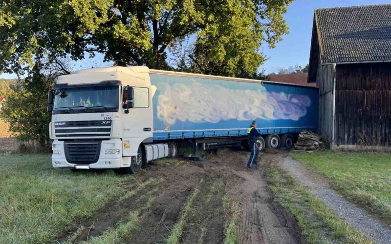 Lkw an Scheune festgebissen @Polizei Stadtsteinach