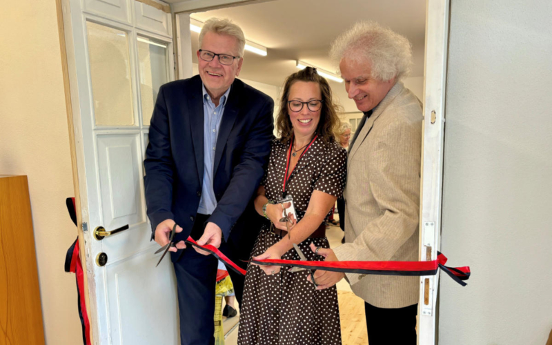 Sie freuen sich über die Eröffnung des Deutschen Schreibmaschinenmuseums im neuen Domizil (von links): Oberbürgermeister Thomas Ebersberger, Museumsleiterin Alexandra Blum und Professor Dr. Boris Neubauer, Vorsitzender der Forschungs- und Ausbildungsstelle für Kurzschrift und Textverarbeitung Bayreuth. | Foto: Stadt Bayreuth/Steffen Huber