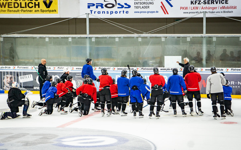 Die Tigers auf dem Eis, bevor sie beim letzten Training vor dem ersten Testspiel am Sonntag, dem 1. September 2024, eine Übung beginnen. Foto: Michael Christensen