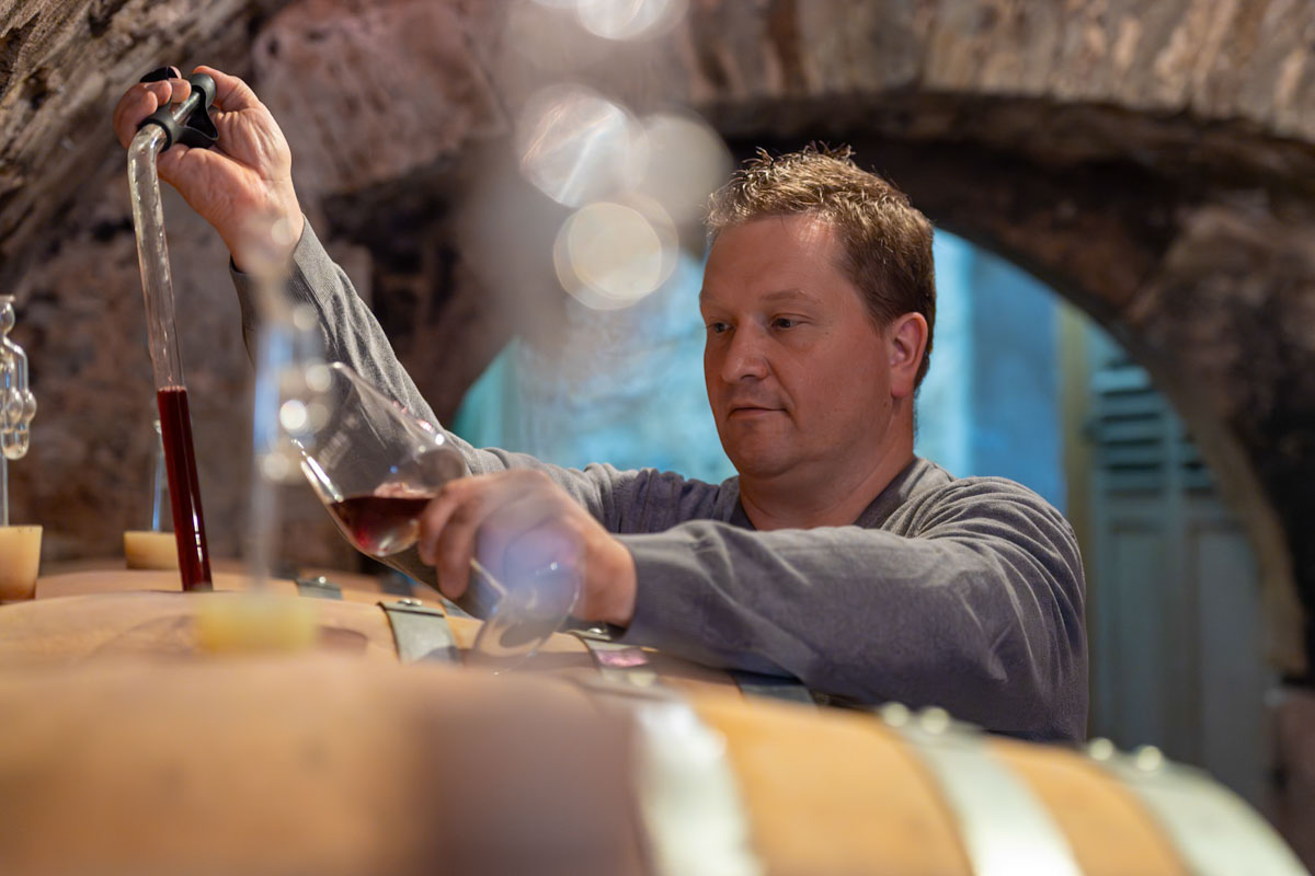 Klaus Höfling bei der Arbeit im Keller. ©Weingut Höfling