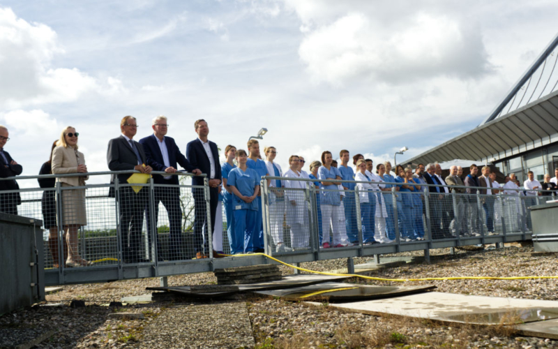 Von links nach rechts: Astrid Weyerbrock, Ärztliche Direktorin, Dietmar Pawlik, Geschäftsführer des Klinikums Bayreuth, Oberbürgermeister Thomas Ebersberger, Landrat Florian Wiedemann und weitere Mitarbeitende des Klinikums beim Richtfest des MRT-Zentrums. © Michael Christensen