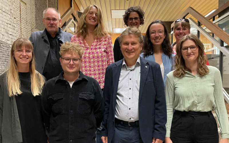 Die Preisträger (v. hinten links): Ulf Boderius, Julia Marx, Susanne Tittlbach, Maria-Clara Hoh und Dagmar Keis-Lechner. Vorne Carolyn Steinicke, Jermaine Herrmann, Manfred Miosga und Lena Roth. Foto: Neele Boderius