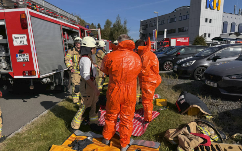 Gefährliche Chemikalien ausgetreten: Spezialgruppe der Feuerwehr im Einsatz. © NEWS5 / Stephan Fricke