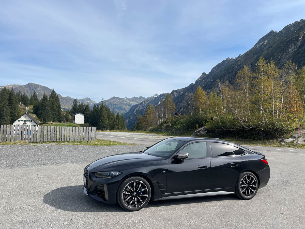 Hier fühlt sich der BMW erst so richtig wohl, beim Silvretta-Pass, wenn Panorama auf eine kurvige, anspruchsvolle Strecke trifft. © Olena Albert