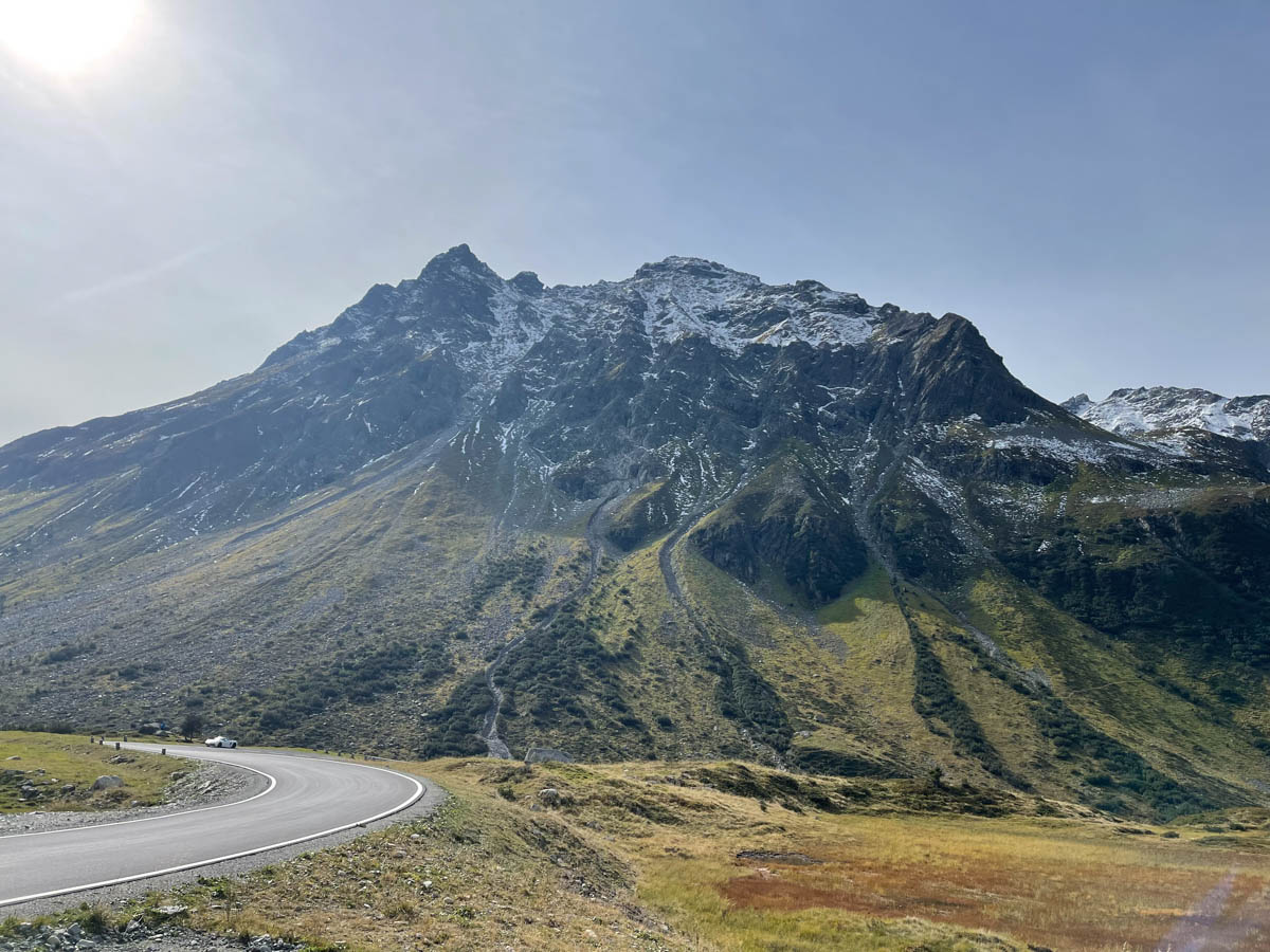 Der Silvretta Pass bietet neben einem tollen Bergpanorama auch eine schöne Serpentinen-Strecke. © Olena Albert