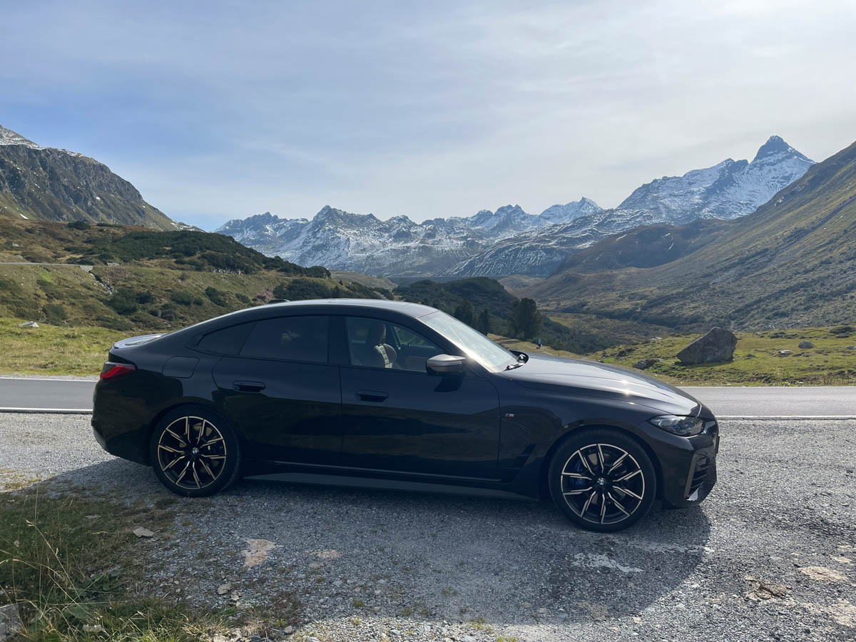 Der BMW vor einem grandiosen Alpenpanorama. © Olena Albert