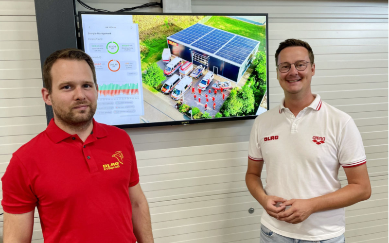 Auf dem Foto von links: Marco Linhardt, stellv. Technischer Leiter/Planer der PV-Anlage und Thomas Schmid, Vorsitzender der DLRG im Kreisverband Bayreuth e.V.