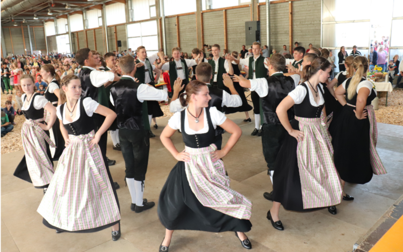 Volkstanzwettbewerb in der voll besetzten Bodenhalle in den Landwirtschafltichen Lehranstalten (Foto: Bezirk Oberfranken)