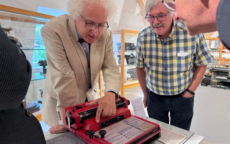 Boris Neubauer, Vorsitzender der Forschungs- und Ausbildungsstelle für Kurzschrift und Textverarbeitung Bayreuth führt durchs Museums und zeigt eine Schreibmaschine mit japanischen Schriftzeichen @Katharina Müller-Sanke