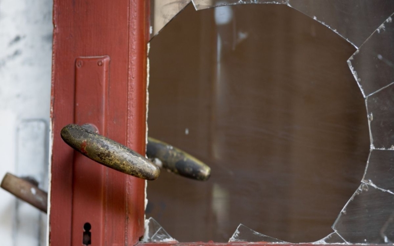 Zerschlagene Fensterscheibe - Symbolbild Canva