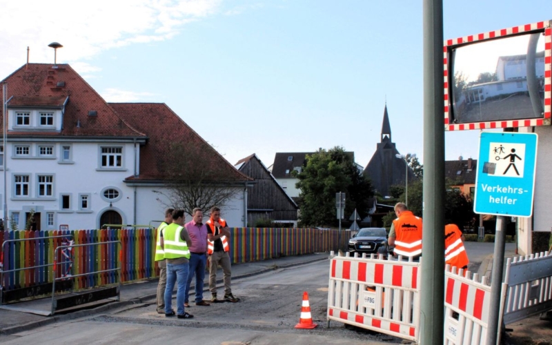 Dass die Arbeiten voll im Zeitplan liegen, davon hat sich Oberbürgermeister Ingo Lehmann zusammen mit dem Team der städtischen Tiefbauabteilung und des Bauhofes bei einem Baustellenbesuch überzeugt. Bildquelle: Stadt Kulmbach.