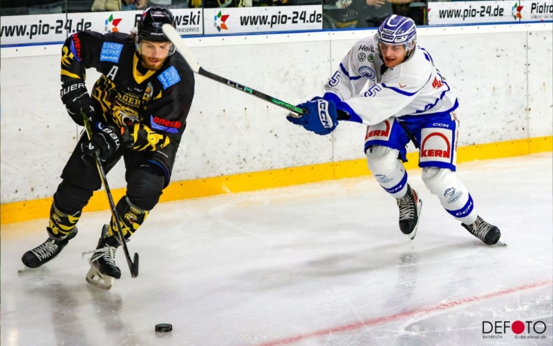 onesto Tigers Sam Verelst am Puck Foto: Dirk Ellmer