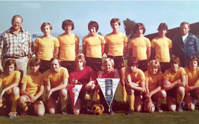 Die C-Jugend der SpVgg Bayreuth wurde 1977 Bayerischer Meister: Hintere Reihe von links: Christian Zimmermann, Klaus Guhl, Patrick Young, Torsten Sewzik, Harald Zimmermann, Stefan Tannreuther, Klaus Gebhardt, Trainer Hermann Puchtler. Vordere Reihe von links: Michael Haugg, Wolfram Konradi, Werner Hofmann, Stefan Schlicht, Udo Hacker, Hans-Peter Sutter, Bernd Hannemann, Bernd Fuchs, Gabriel Hale. Foto: FC Archiv