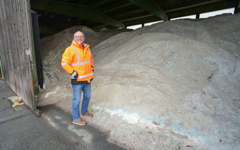 Bernd Sellheim vor dem Berg aus eingelagertem Streusalz und Splitt. © Stadt Bayreuth