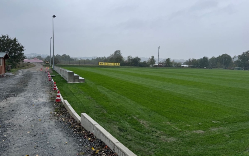 Die Tribüne am Sportgelände der Spielvereinigung Bayreuth steht. ©Katharina Müller-Sanke